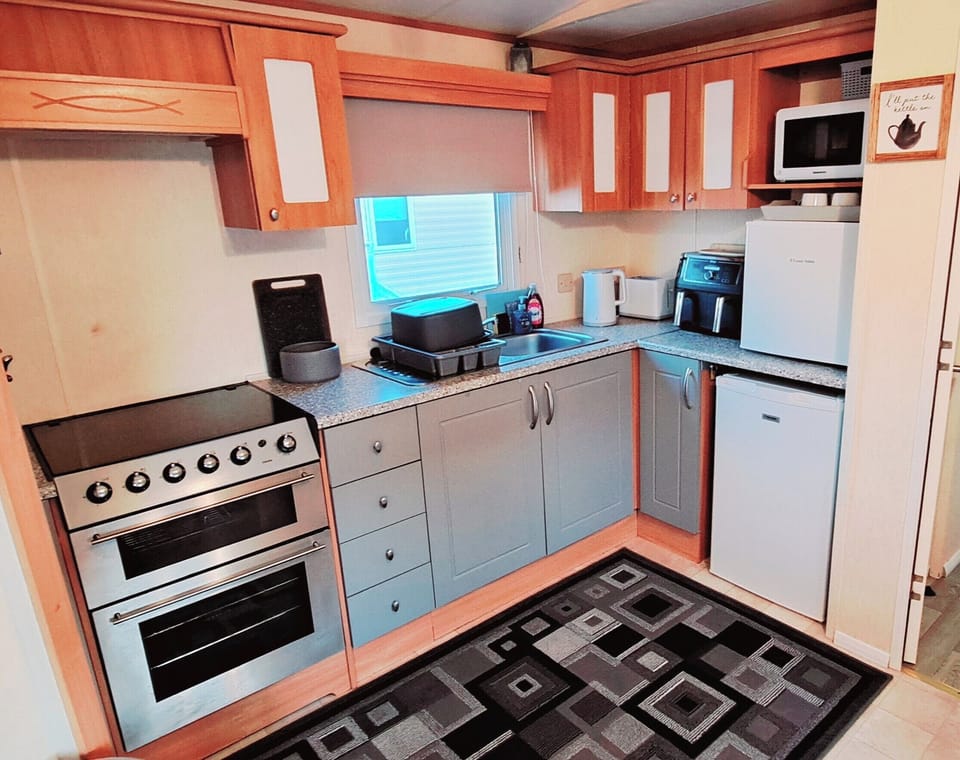 Fully equipped kitchen with everything you could need fridge, counter freezer, kettle, toaster, iron, even a double ninja airfryer for fuss free dinners 😉 