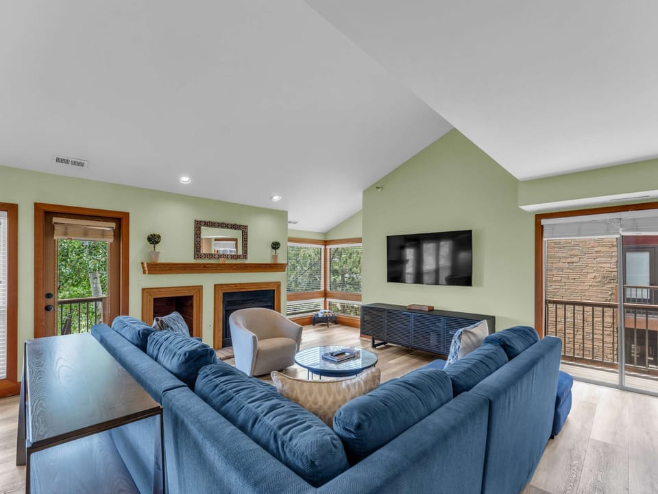 Living room 1: Main floor, gas fireplace, Smart TV, pull-out sofa bed