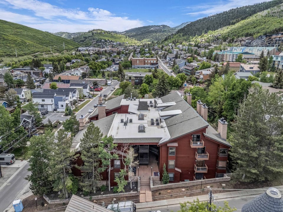 Exterior: Aerial view