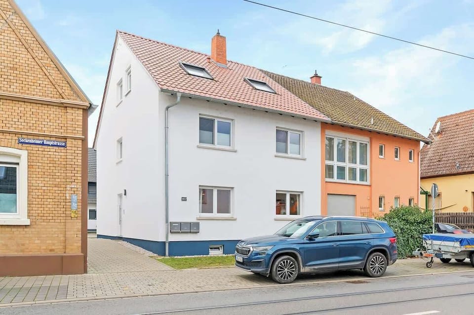 Über diese Einfahrt kommst du in den Hinterhof, wo dein privater Parkplatz auf dich wartet.