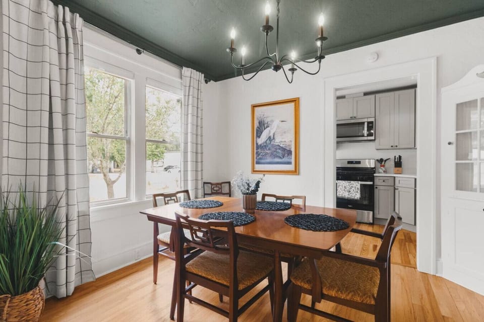 Whether one is looking for a quite meal or a familial feast! The dining area is basked in natural sunlight and warm vibes!