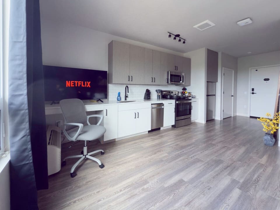 Kitchen Charm: Explore Your Culinary Skills in Our Bright and Welcoming Space! #CloudStays
