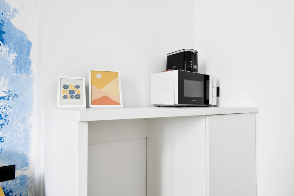 Grab a quick snack or coffee at this handy corner – book now!