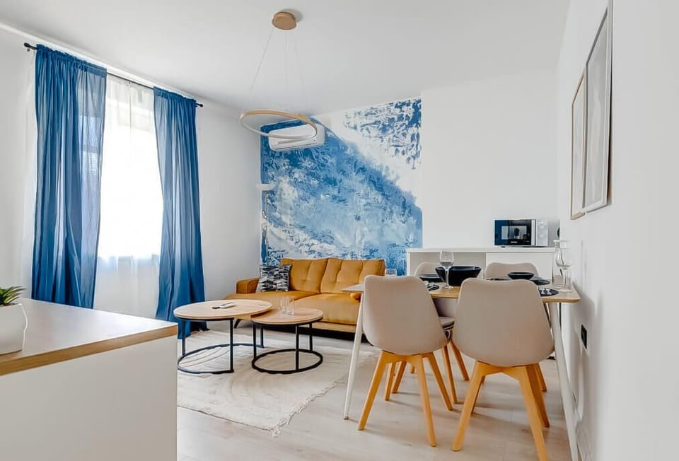 Lounge in this vibrant living room – your perfect stay awaits!