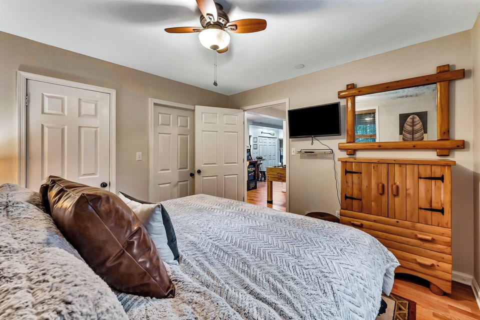 Bedroom 3 : Cozy and inviting, this bedroom features a king-sized bed, charming lake-themed decor, and a 32" TV—perfect for relaxing after a day of adventure.