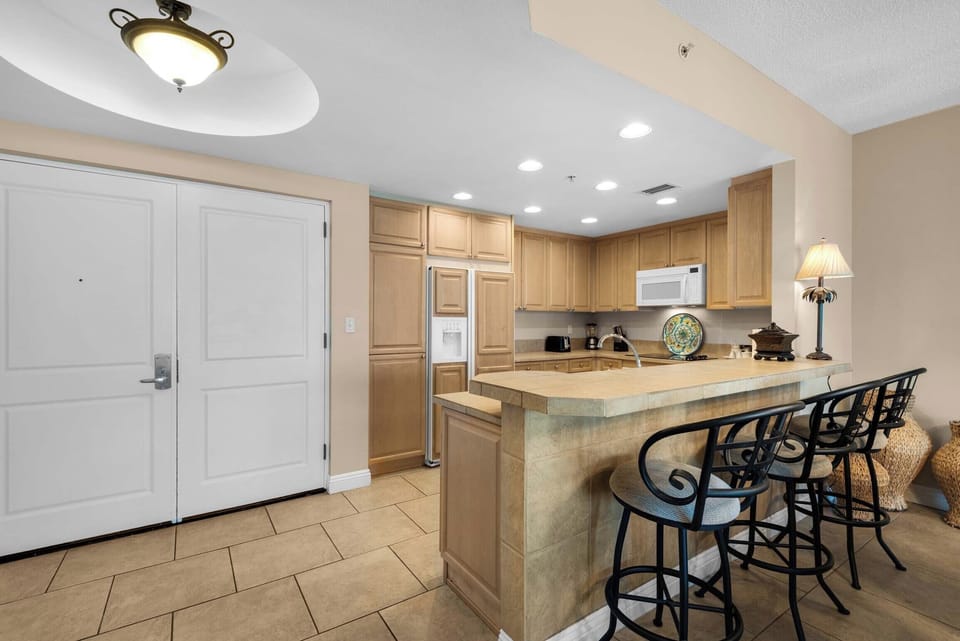 Eat-in kitchen bar seating