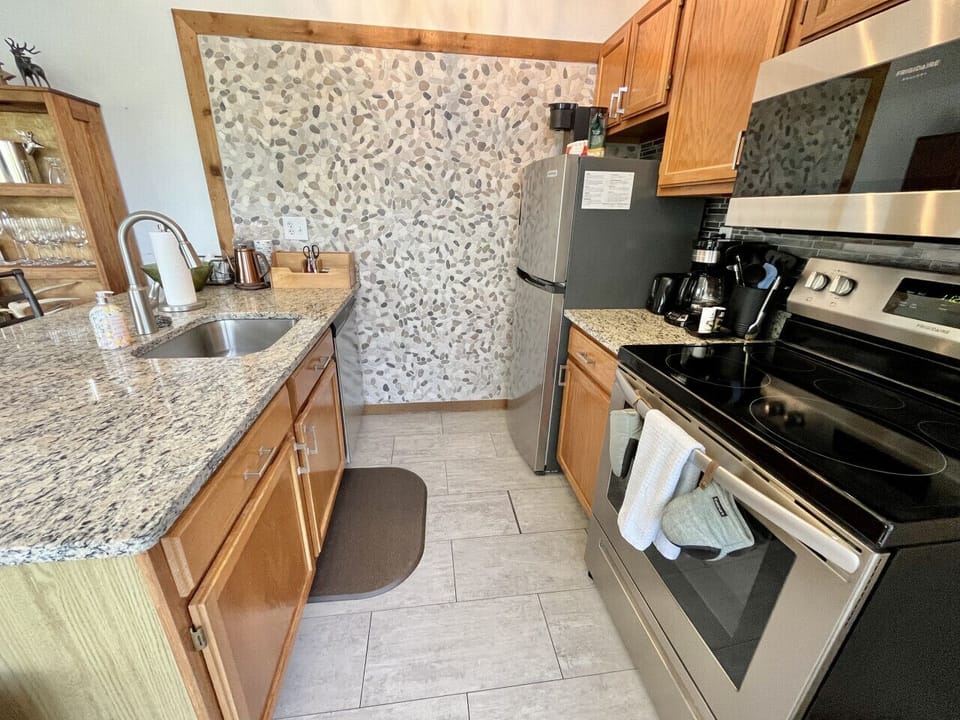 Full size stainless steel appliances & granite countertops
