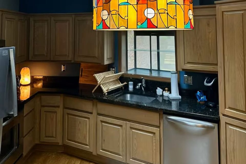 Kitchen: Dishwasher, Kureg & pods, toaster oven, blender, rice cooker, etc.