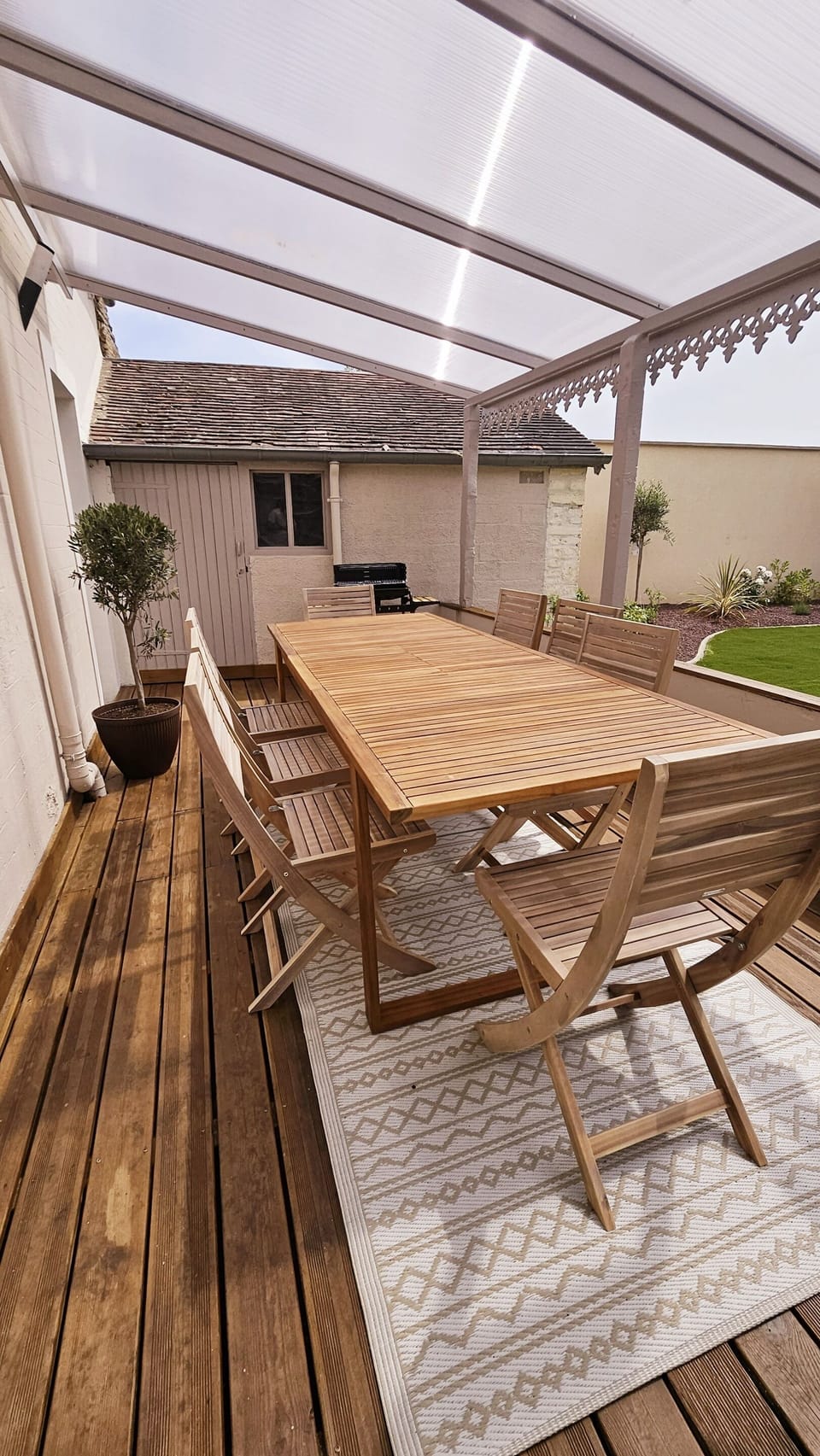 Outdoor dining