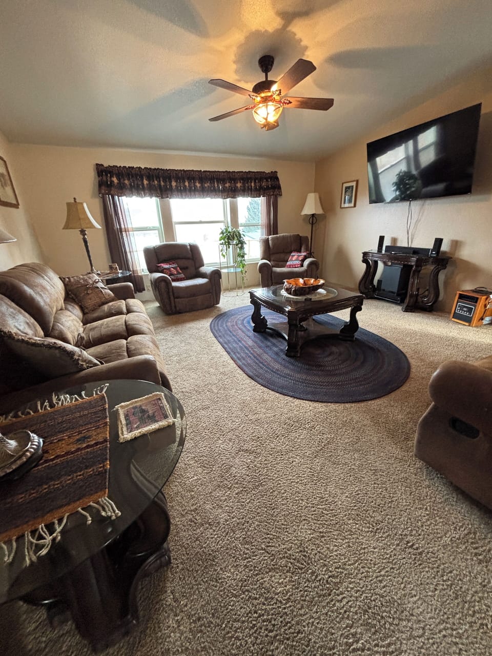 Large living area. Plenty of seating.