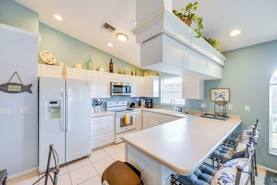 Kitchen | Drip Coffee Pot | Keurig | Toaster | Blender