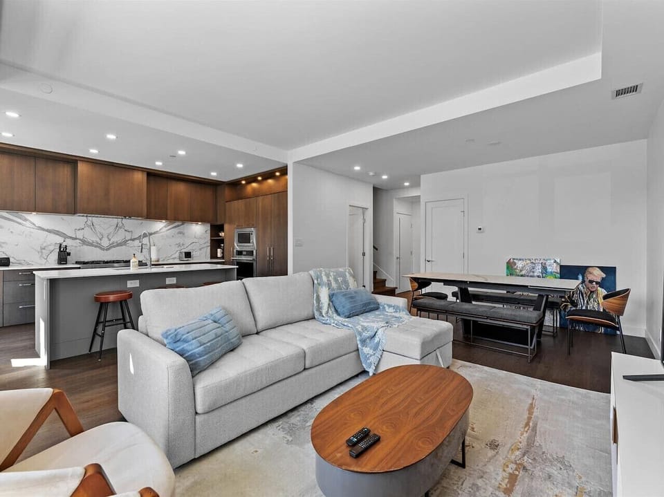 Living Room/Kitchen