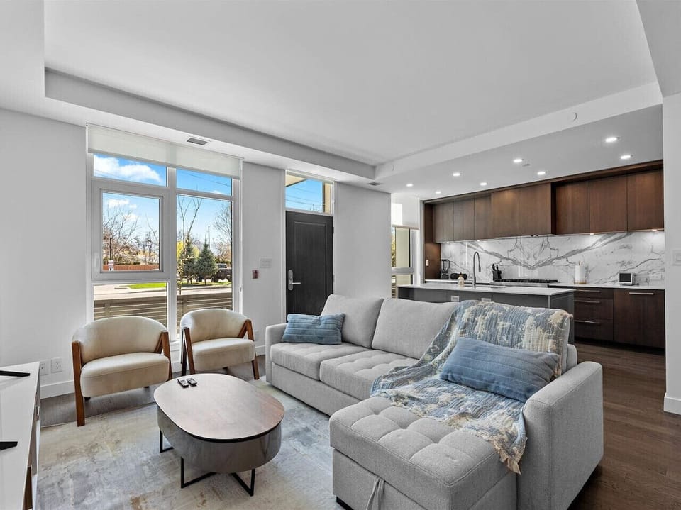 Living Room/Entrance