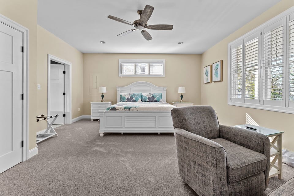 Primary Bedroom: King Bed, First Floor