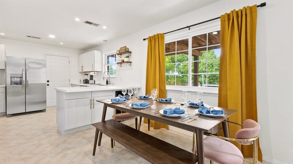 🍴 Gather, dine & plan your Austin adventures ✨ Enjoy meals together at the spacious dining table before heading out to explore Downtown’s live music 🎶, Austin FC games ⚽, or festivals like SXSW & Austin City Limits 🎤🎸. 