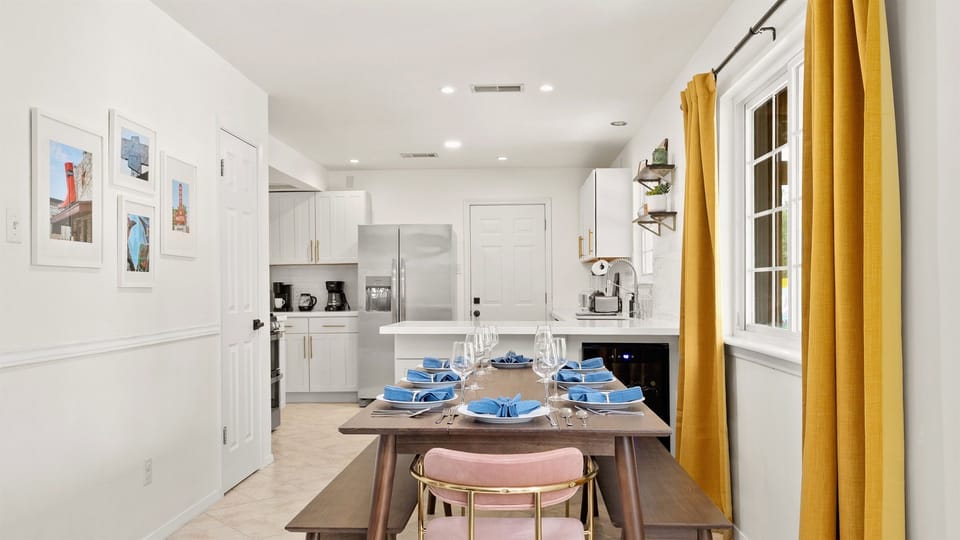 🍴 Gather for brunch before exploring Austin 🌵✨ Enjoy group meals at the dining table, then head out to kayak on Lady Bird Lake 🚣‍♀️, cheer on Austin FC ⚽, or catch live music downtown 🎶