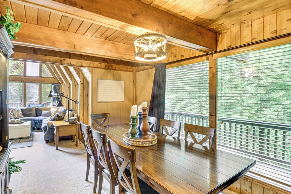 Dining Area | Dishware/Flatware Provided | Main Level