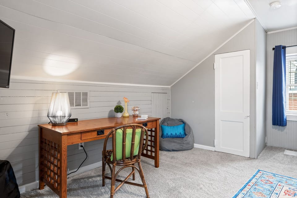Upper Loft bedroom / Workspace