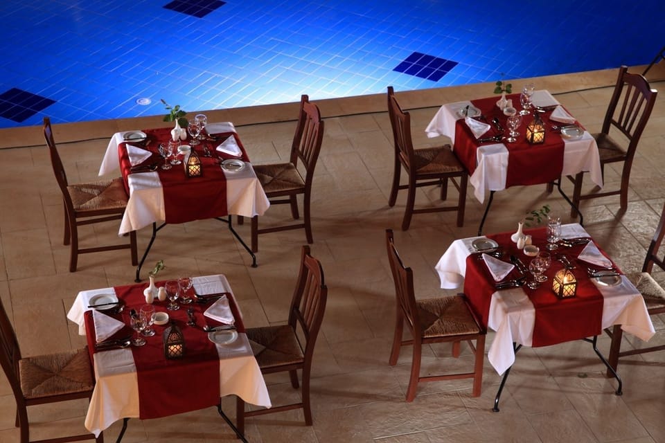 Dine poolside by candlelight for a romantic evening meal.