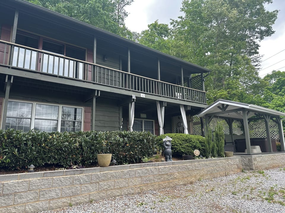 Private 2 bedroom with extra living/sleeping space for up to 6; hot tub