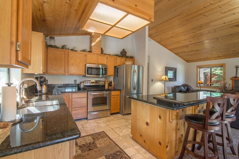 The home was cozy, was very well stocked with appliances and kitchen needs, and you could walk right out the back door to the wonderful woods. -Guest Review