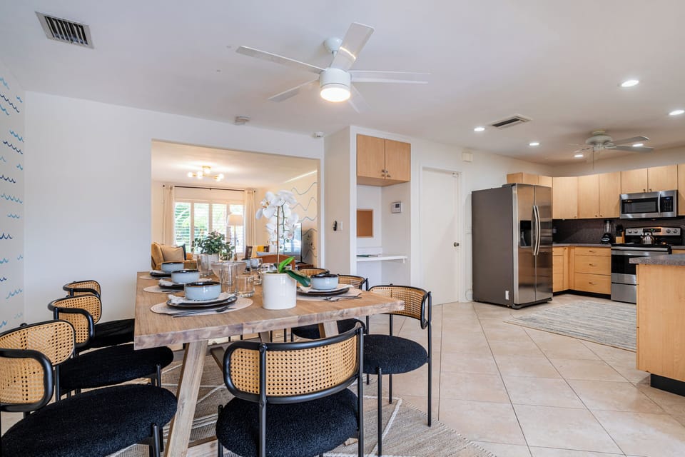 The kitchen and dining area has a ceiling fan 
