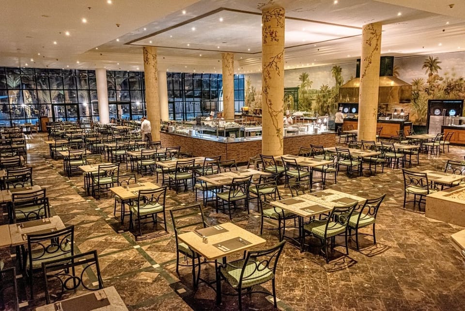Start your day with spacious seating and relaxed resort ambiance