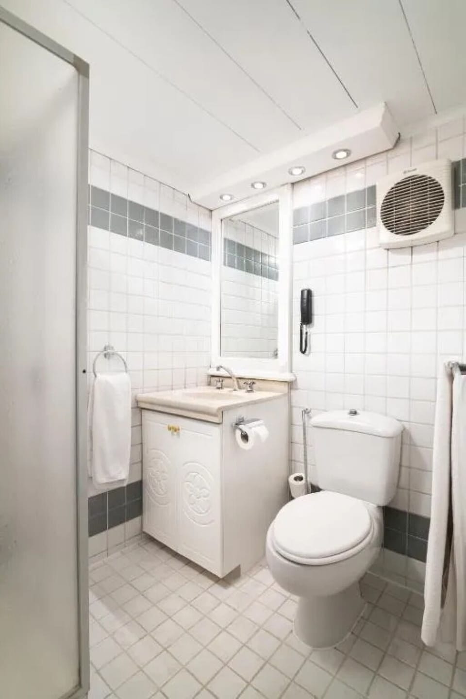 Refresh quickly in a bright, spotless bathroom with essentials.