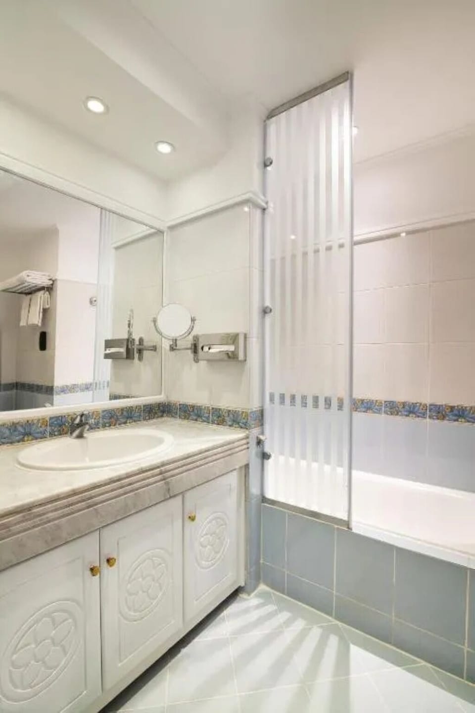 Refresh after sun-soaked days in this bright, spotless bath.