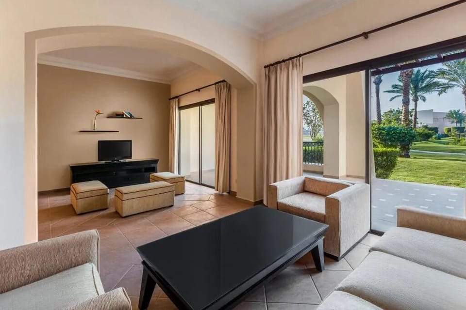 Lounge in airy comfort with sliding doors to the lawn.
