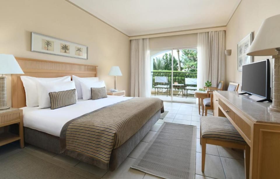 Unit with Queen or Twin bed. Exact unit will be assigned upon arrival. Views, colors, and decor may vary.