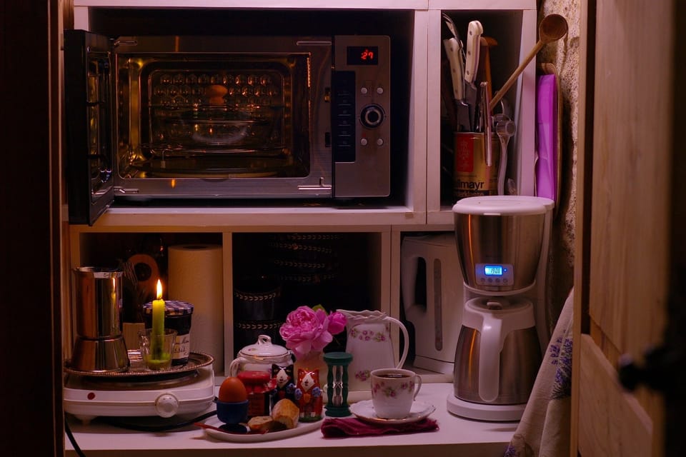 Kitchenette installed under the stairs with everything you need, Laguiole dishes