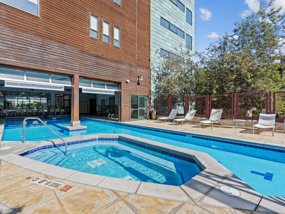 Indoor / Outdoor Pool / Hot Tub