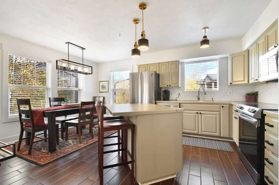 Spacious Kitchen and dining area 