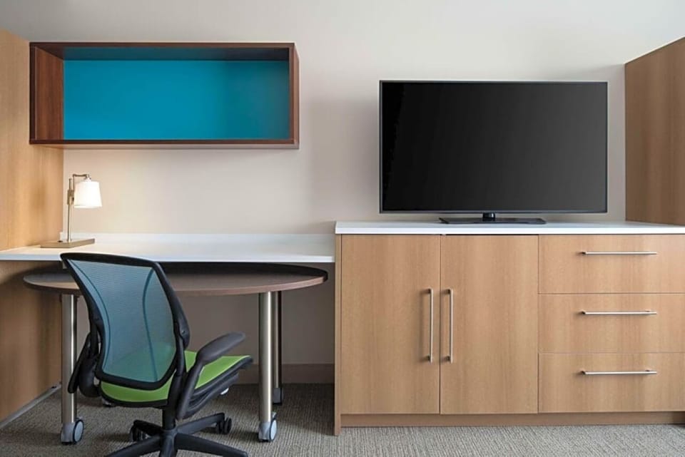 Focus easily with ergonomic seating and ample desk space.