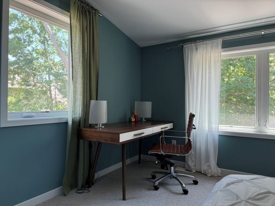 Private work space in second bedroom for those work from home stays