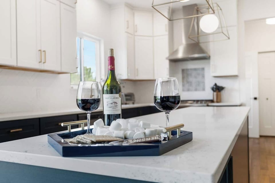 S’mores for the kids, wine for the adults 👨‍👩‍👧‍👦