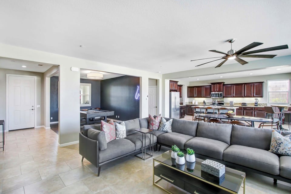 Living Room | Smart TV | Free WiFi | Gas Fireplace