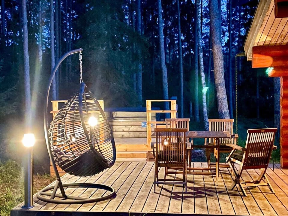 The cottage has a large outdoor terrace next to the sauna where you can cool during your sauna session. There is also an optional outdoor jacuzzi (not in the winter months) in which you can enjoy life at best. There is a dining set and lighting.