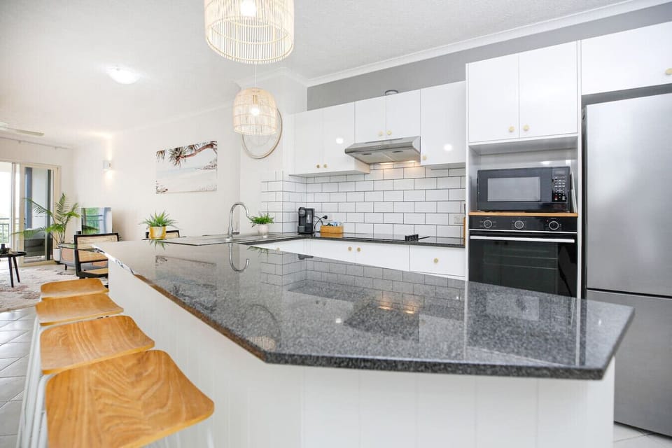 Enjoy the convenience of a stylish, fully equipped kitchen with everything you need — fridge, oven, microwave, cooktop, and cookware. Whether it’s a quick breakfast or a home-cooked dinner, you’ll feel right at home in the heart of Cairns.