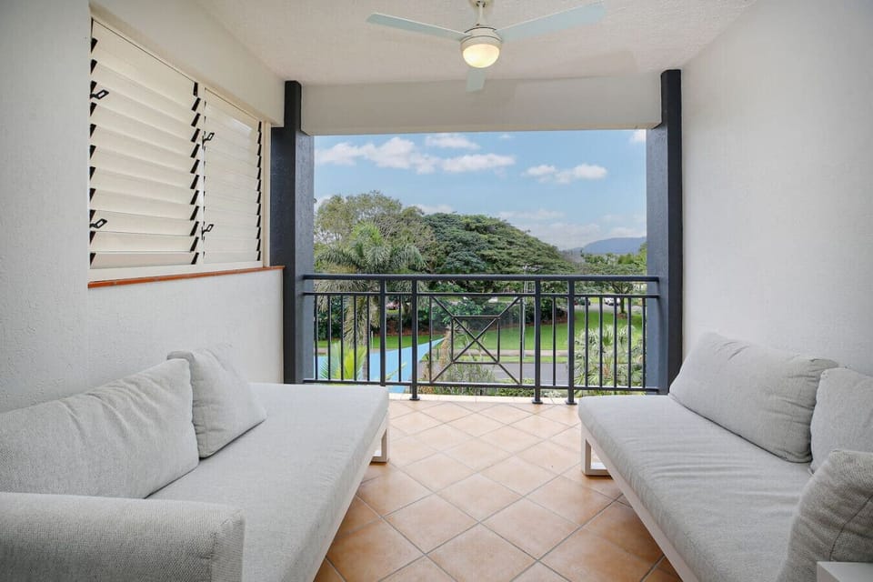 Step out onto the private balcony and take in breathtaking views of the Cairns Esplanade and Coral Sea. Perfect for morning coffee or evening drinks, this relaxing outdoor space captures the tropical vibe and beauty of Cairns.