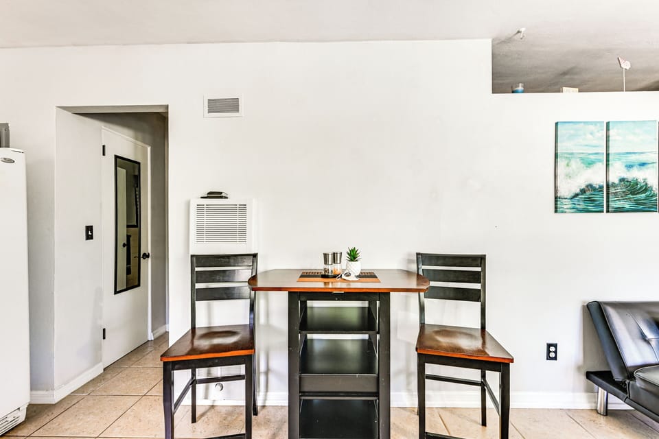 Dining Area | Dishware/Flatware Provided