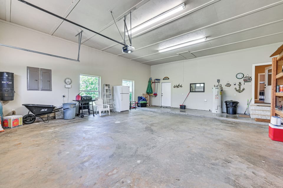 Garage | Parking (2 Vehicles) | Gas Grill