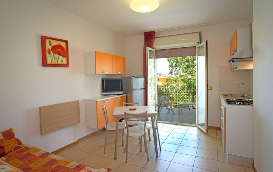 Autumn, Dining Room, Kitchen, Spring, Summer