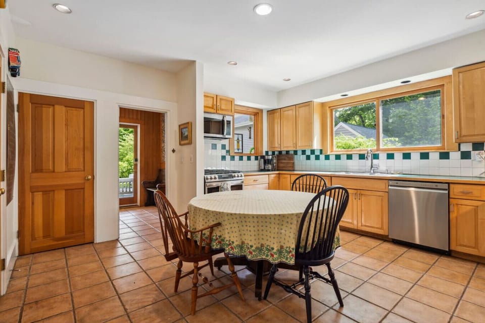 Fully equipped kitchen with a large eat-in kitchen table. We provide all the essentials for you to enjoy a meal at home.