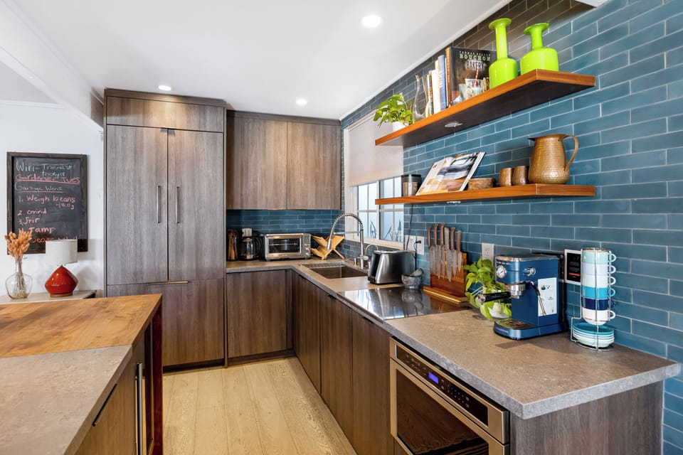 Fully equipped kitchen.