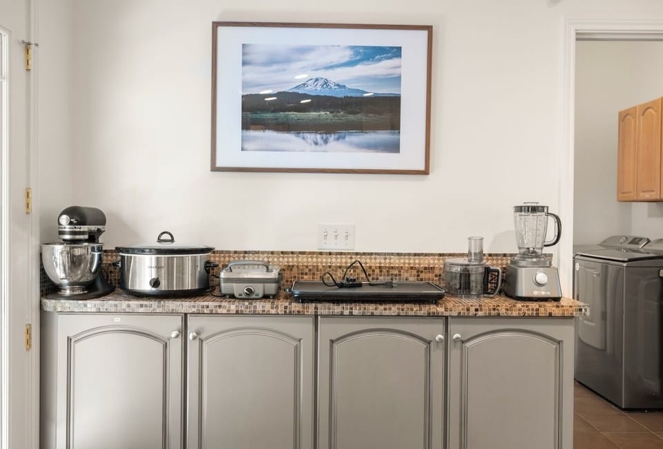 Kitchen appliances provided