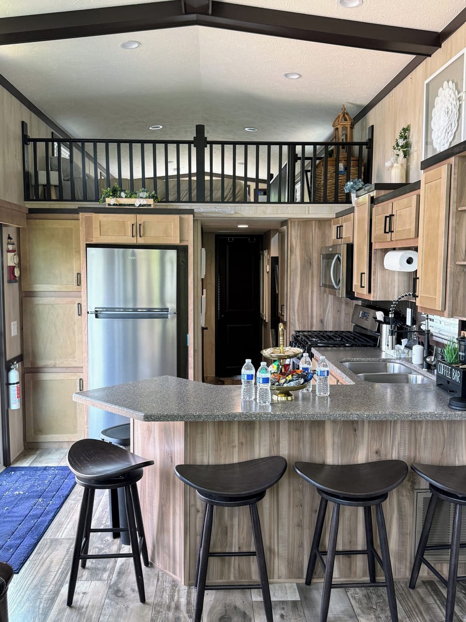 Kitchen with an open layout and a view of the loft, offering a spacious and inviting atmosphere.