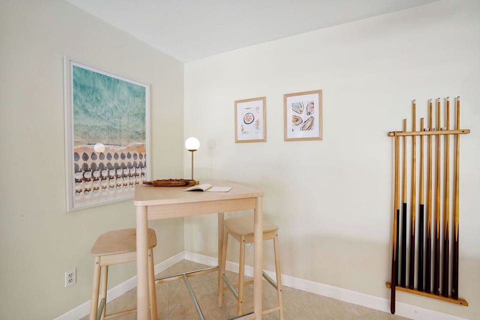 A perfect spot for a quick bite or a refreshing drink! 🍹 Enjoy a casual meal at our bar-height table, conveniently located in the open area right next to the billiard table for all your vacation needs. 🎱🍽️