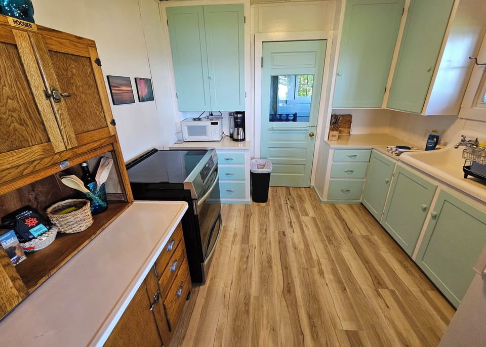 KITCHEN:  Full kitchen with all appliances except for a dishwasher.